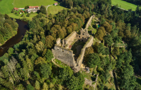 Pravěké hradiště a středověký hrad Dívčí Kámen