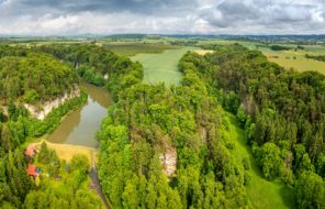 Letecký pohled na hradiště Poráň nad údolími Střehomského a Veseckého Plakánku. Foto Václav Bacovský / Dům přírody Českého ráje, 2025