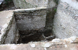 Suterén zaniklé středověké budovy odkrytý při archeologickém výzkumu v roce 2010